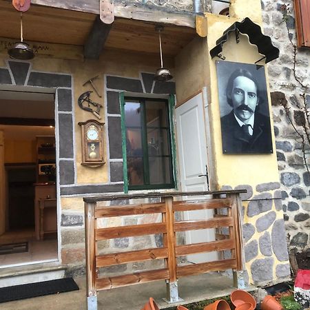 Chez Steve And Son Apartment Goudet Екстериор снимка