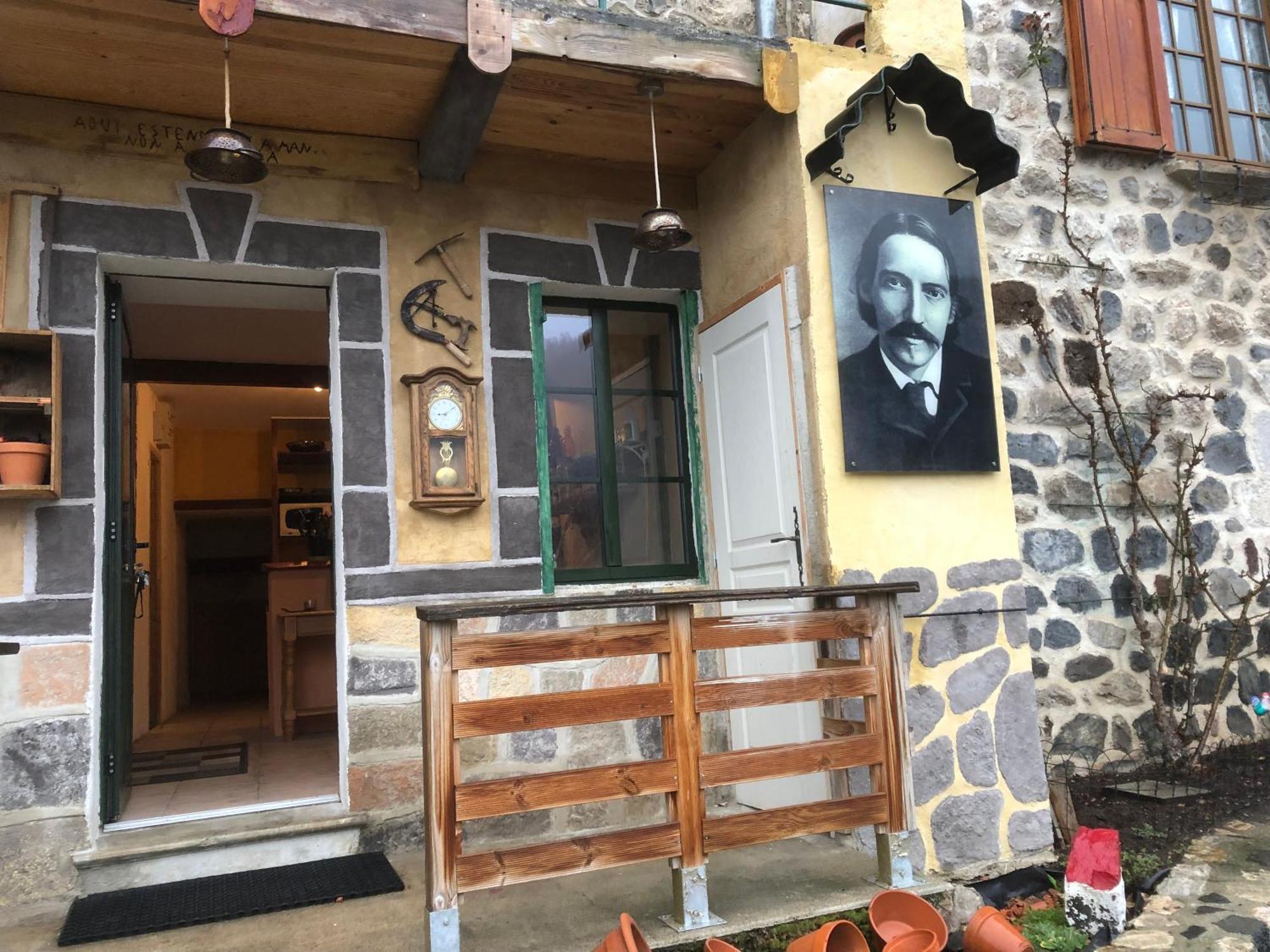 Chez Steve And Son Apartment Goudet Екстериор снимка